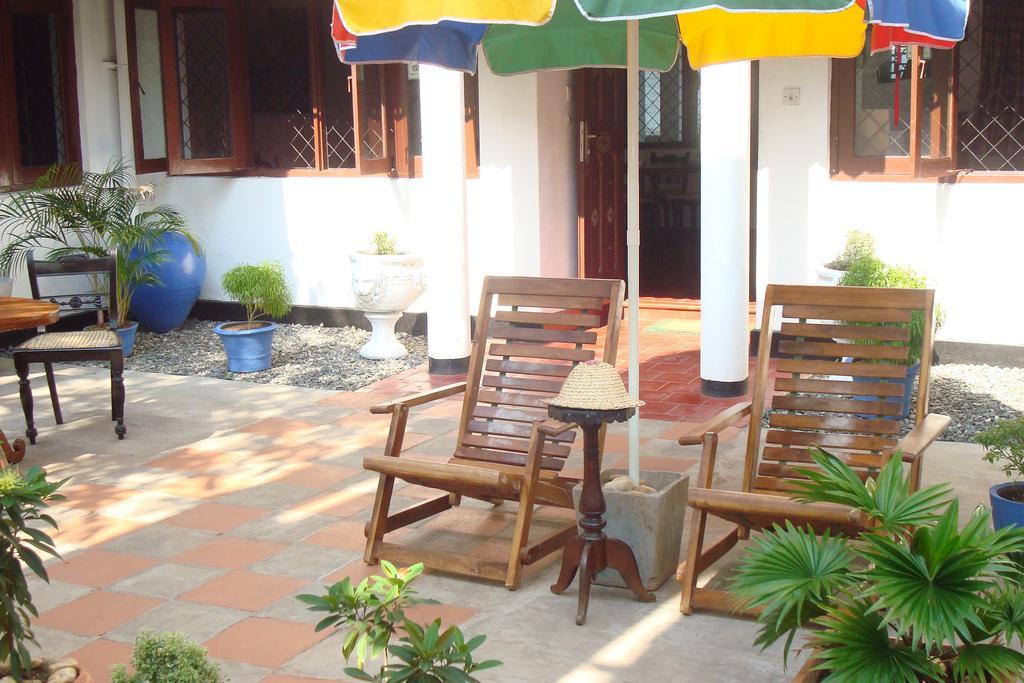 Blue Seas Guest House Dehiwala-Mount Lavinia ภายนอก รูปภาพ