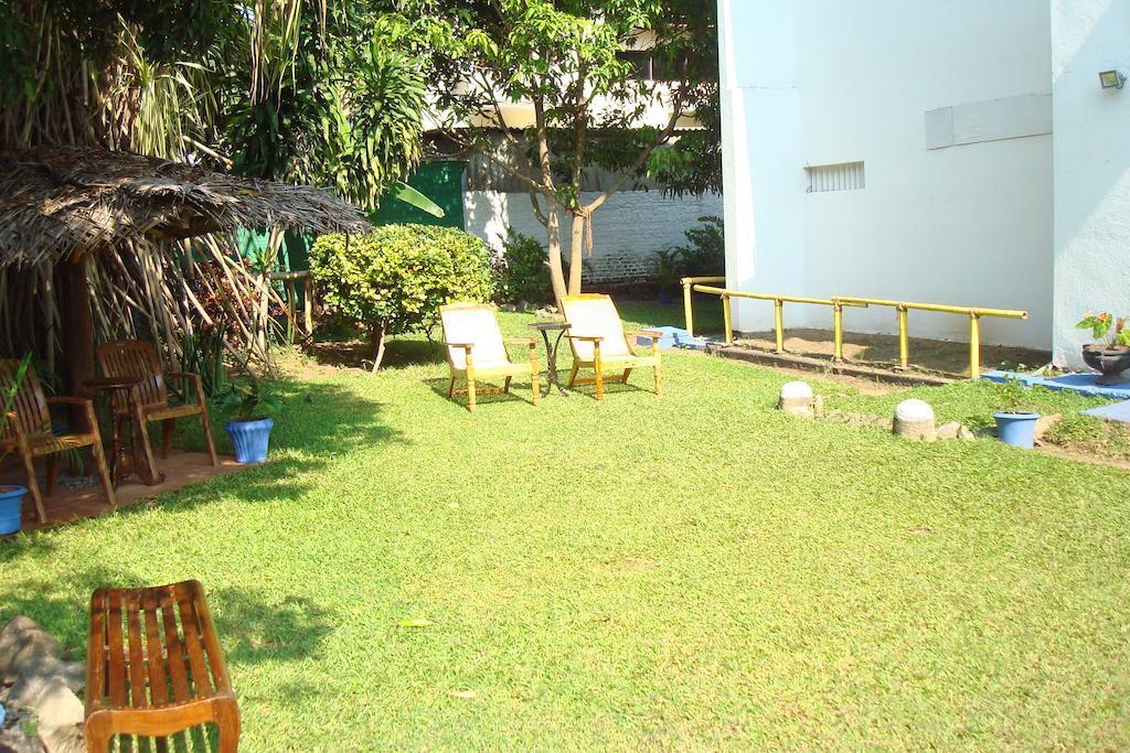 Blue Seas Guest House Dehiwala-Mount Lavinia ภายนอก รูปภาพ