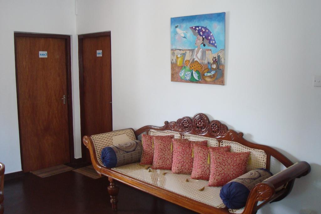 Blue Seas Guest House Dehiwala-Mount Lavinia ภายนอก รูปภาพ