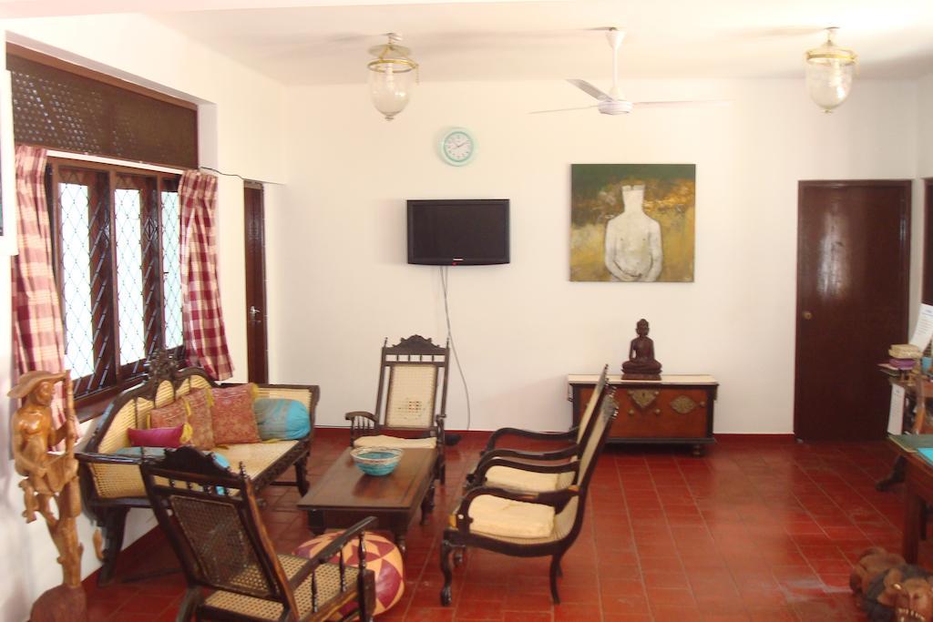 Blue Seas Guest House Dehiwala-Mount Lavinia ภายนอก รูปภาพ
