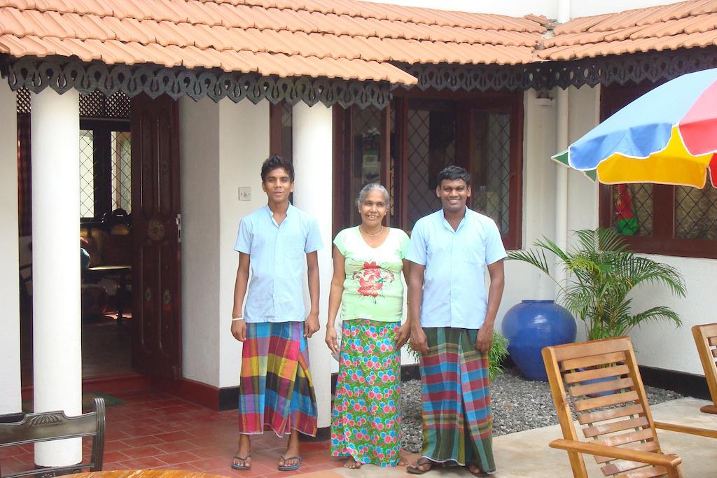 Blue Seas Guest House Dehiwala-Mount Lavinia ภายนอก รูปภาพ