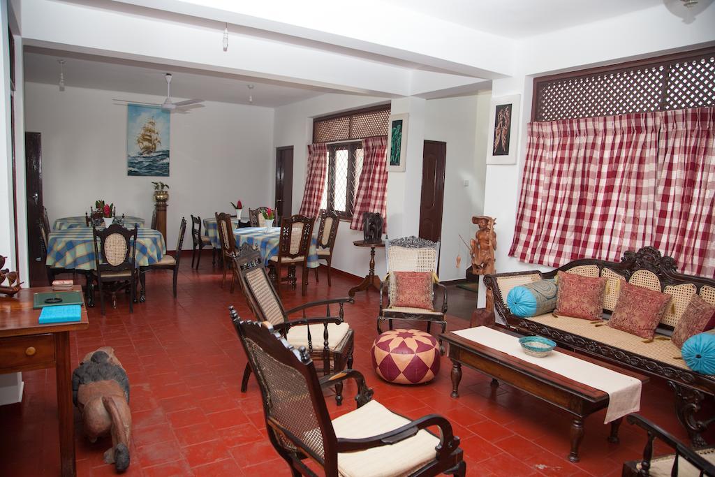 Blue Seas Guest House Dehiwala-Mount Lavinia ภายนอก รูปภาพ