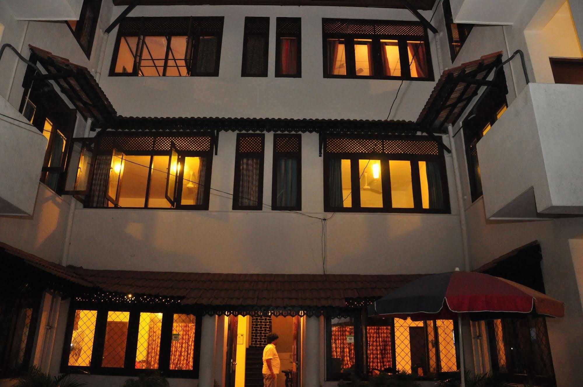 Blue Seas Guest House Dehiwala-Mount Lavinia ภายนอก รูปภาพ