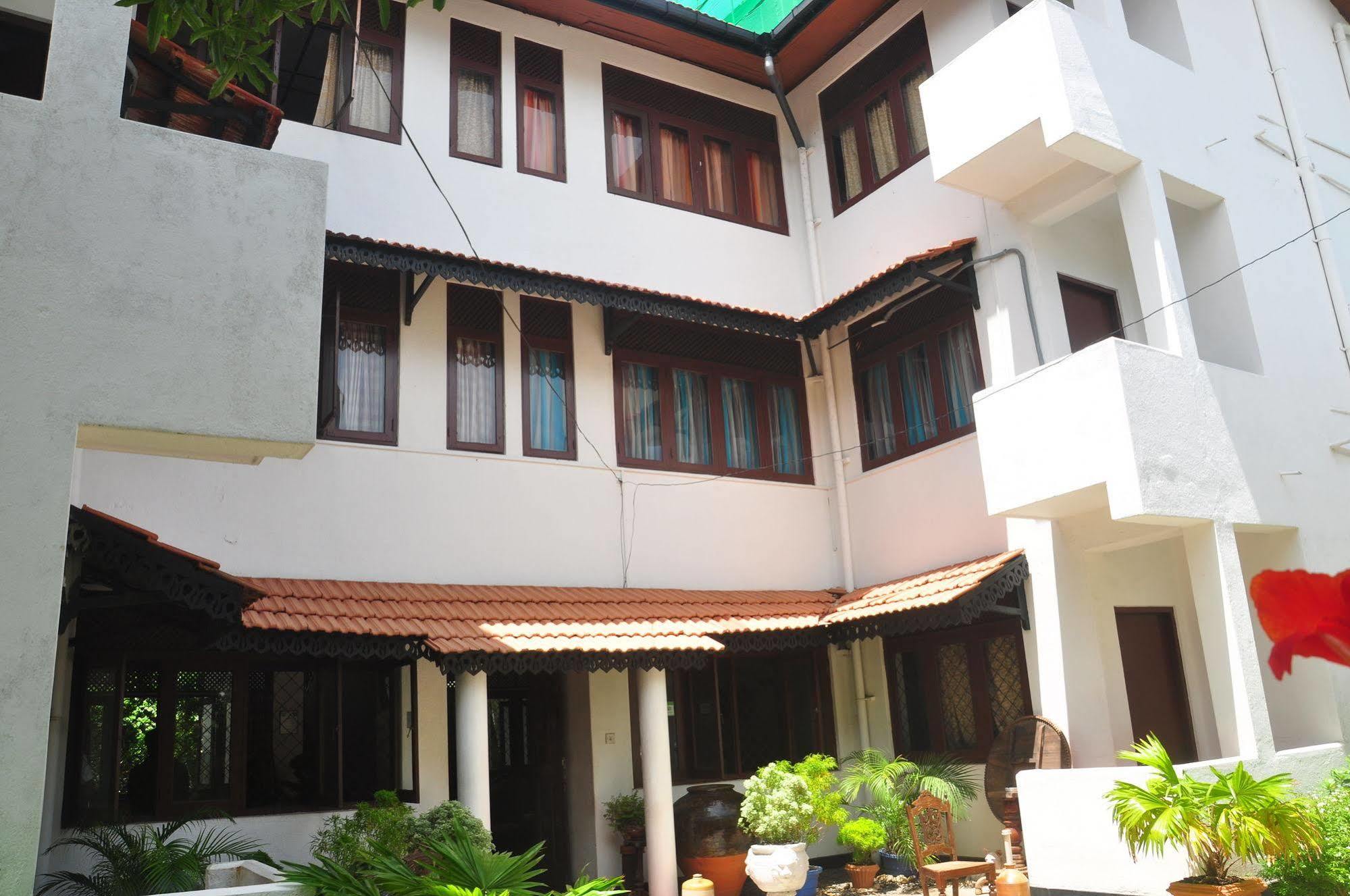 Blue Seas Guest House Dehiwala-Mount Lavinia ภายนอก รูปภาพ