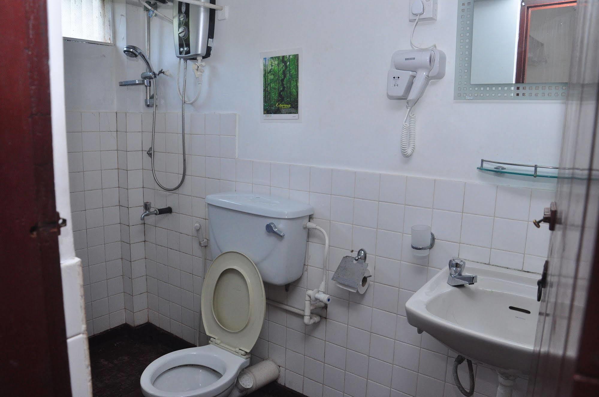 Blue Seas Guest House Dehiwala-Mount Lavinia ภายนอก รูปภาพ