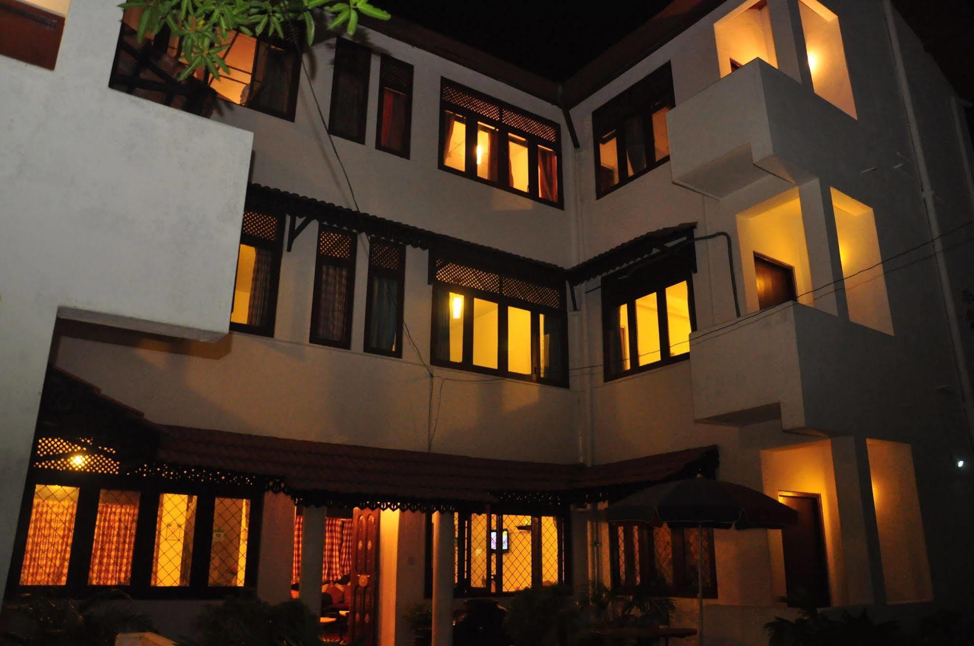 Blue Seas Guest House Dehiwala-Mount Lavinia ภายนอก รูปภาพ