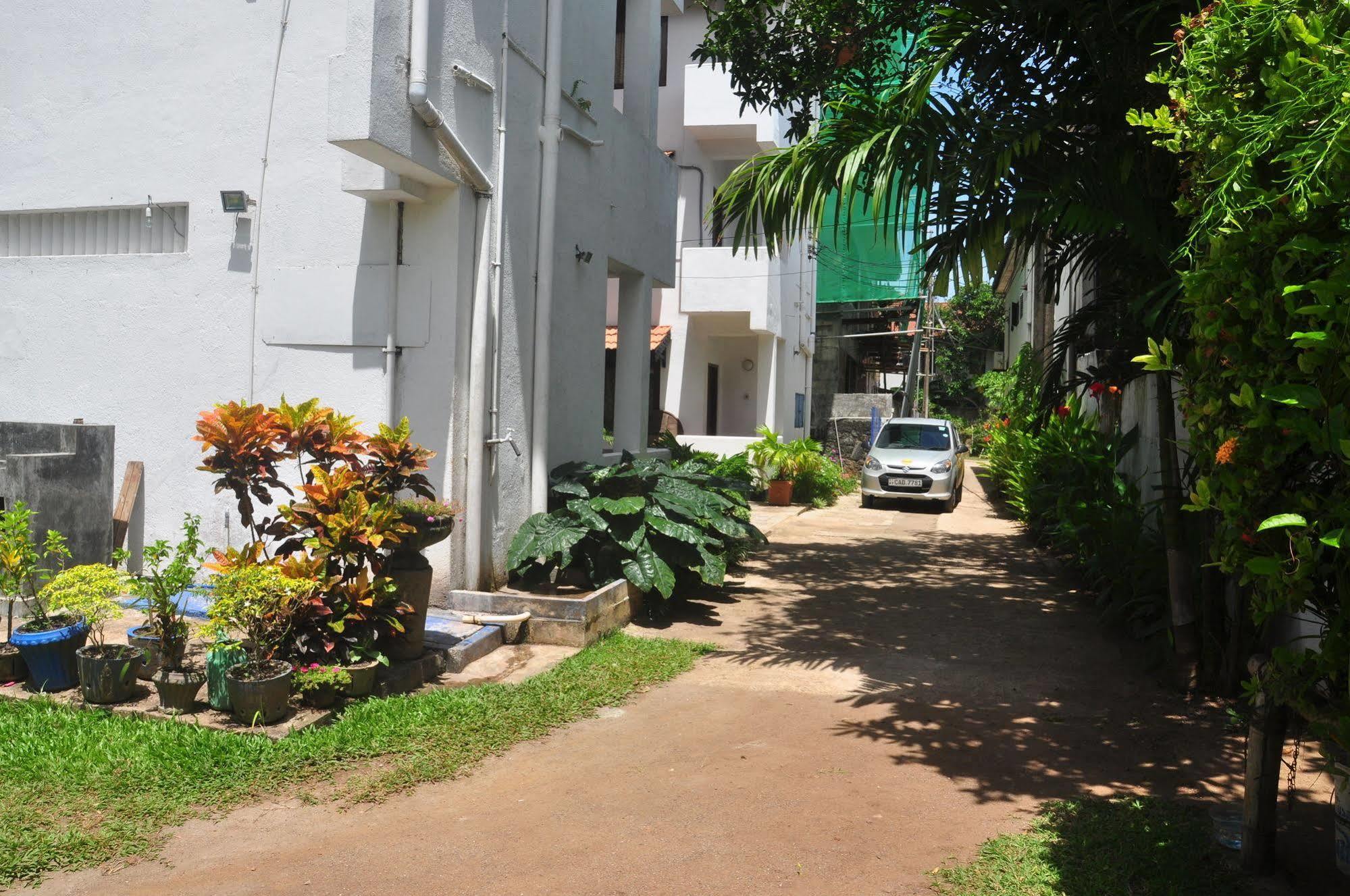 Blue Seas Guest House Dehiwala-Mount Lavinia ภายนอก รูปภาพ