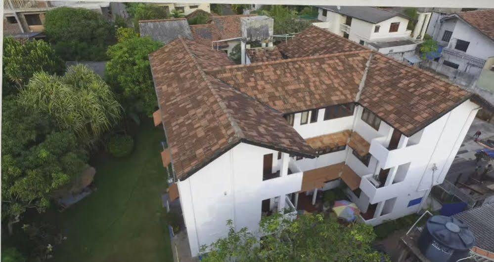 Blue Seas Guest House Dehiwala-Mount Lavinia ภายนอก รูปภาพ