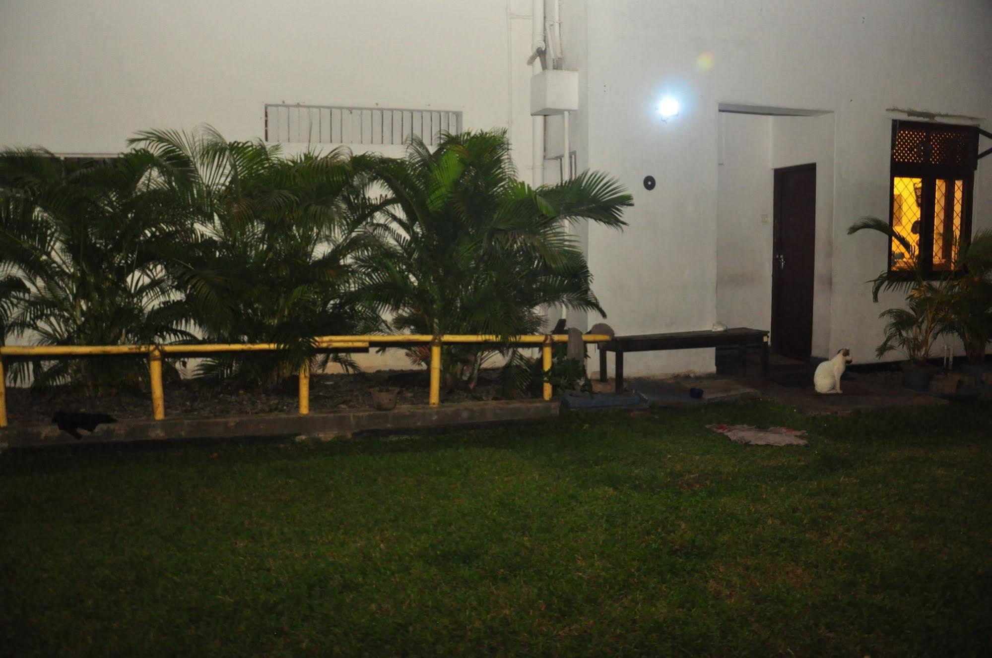 Blue Seas Guest House Dehiwala-Mount Lavinia ภายนอก รูปภาพ